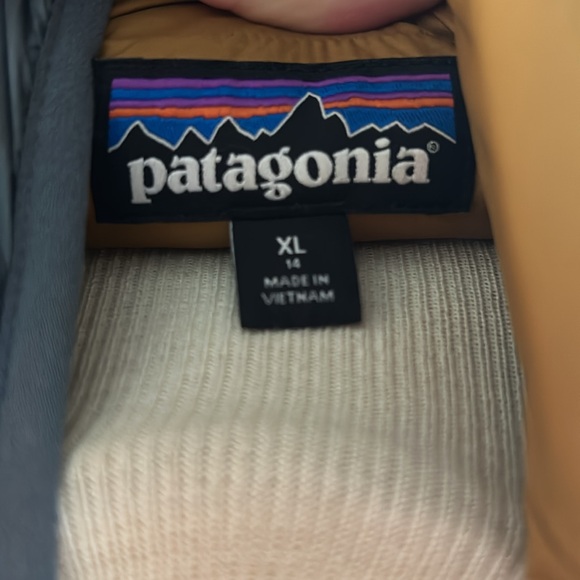 Patagonia Puffer Jacket- Boys size 14- a few water stains - Picture 3 of 6